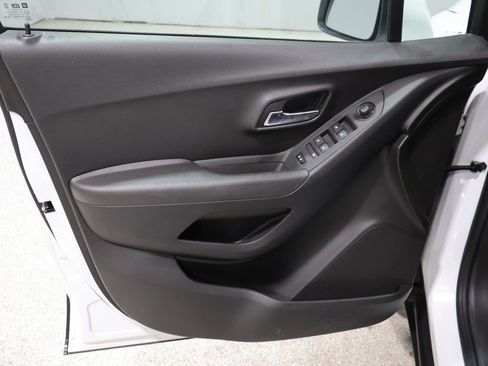 Used 2017 Chevrolet Trax LT w/ LT Convenience Package FWD image 12