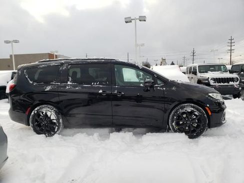 New 2026 Chrysler Pacifica Select w/ S Appearance Package FWD image 3