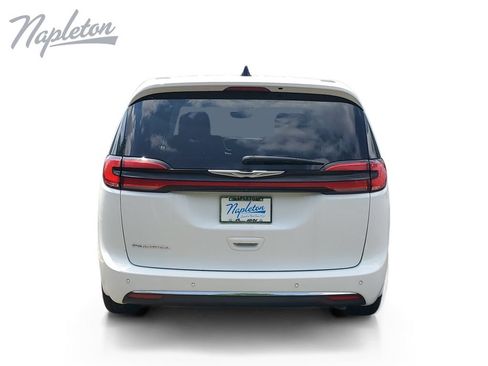 Used 2023 Chrysler Pacifica Touring-L FWD image 4