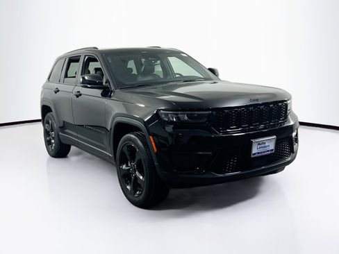 Used 2023 Jeep Grand Cherokee Altitude AWD/4WD image 3