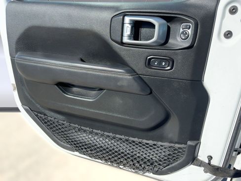 Used 2020 Jeep Wrangler Unlimited Sahara image 20