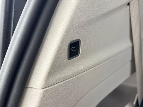Used 2024 Chrysler Pacifica Touring-L FWD image 6