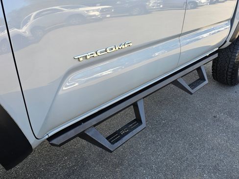 Used 2018 Toyota Tacoma TRD Off-Road w/ Technology Package AWD/4WD image 12