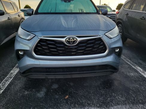 Used 2021 Toyota Highlander XLE FWD image 2