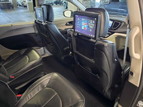 Used 2017 Chrysler Pacifica Platinum FWD image 29