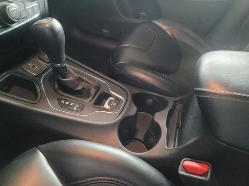 Used 2020 Jeep Cherokee Latitude Plus FWD image 26