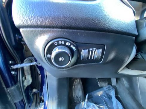 Used 2018 Jeep Compass Latitude w/ Cold Weather Group image 18