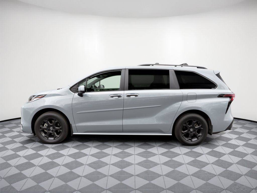 Used 2025 Toyota Sienna XLE Woodland Edition AWD/4WD image 2