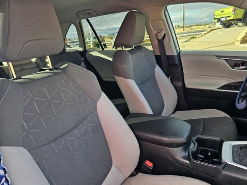 Used 2022 Toyota RAV4 XLE image 17