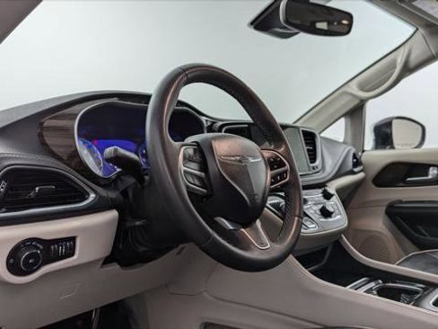 Used 2023 Chrysler Pacifica Limited image 24