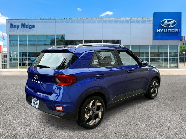 Used 2024 Hyundai Venue SEL FWD image 2