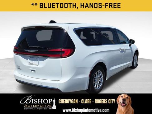 Used 2023 Chrysler Pacifica Touring-L FWD image 13