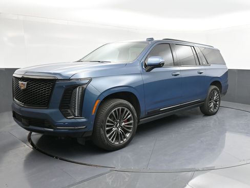 Used 2025 Cadillac Escalade ESV Sport Platinum image 4