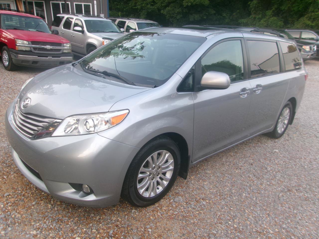 Used 2016 Toyota Sienna XLE Premium FWD image 3