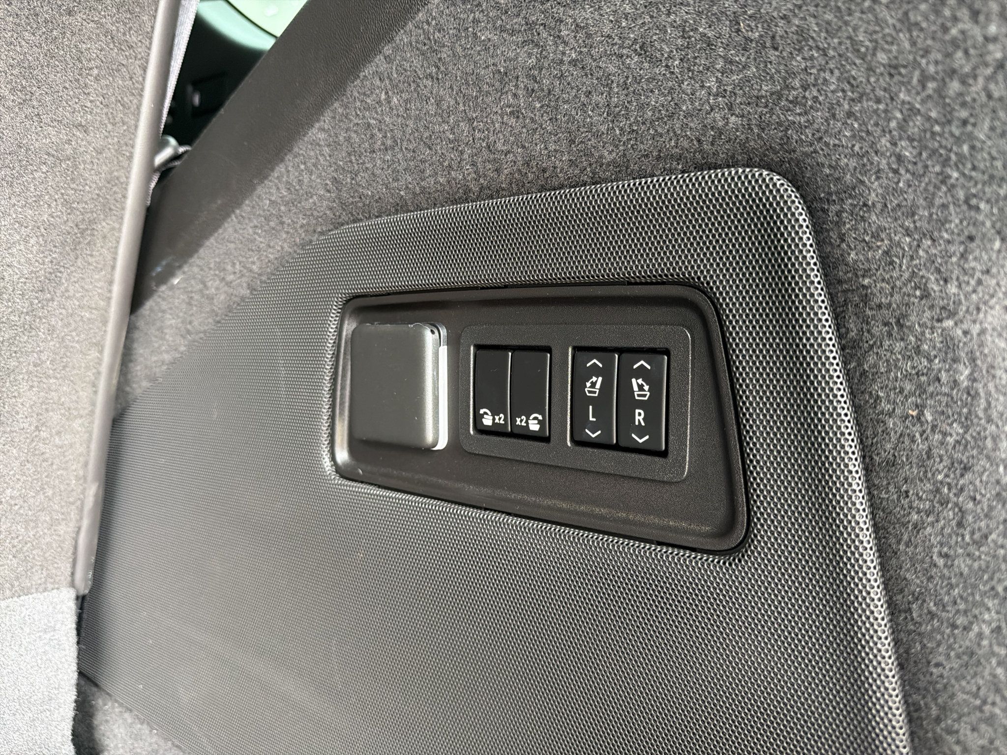 Used 2022 Cadillac Escalade Sport Platinum w/ Heavy-Duty Trailer Package AWD/4WD image 18