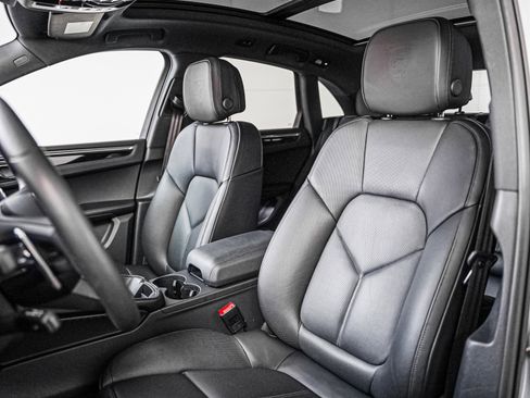 Used 2025 Porsche Macan image 5