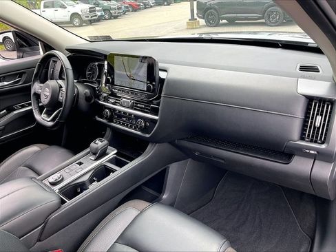 Used 2024 Nissan Pathfinder SL AWD/4WD image 13