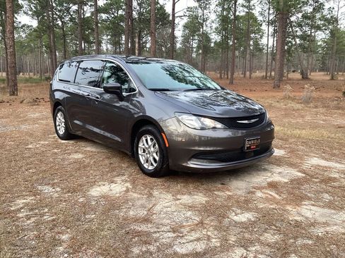 Used 2023 Chrysler Voyager LX FWD image 7
