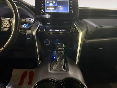 Used 2022 Toyota Venza LE image 15