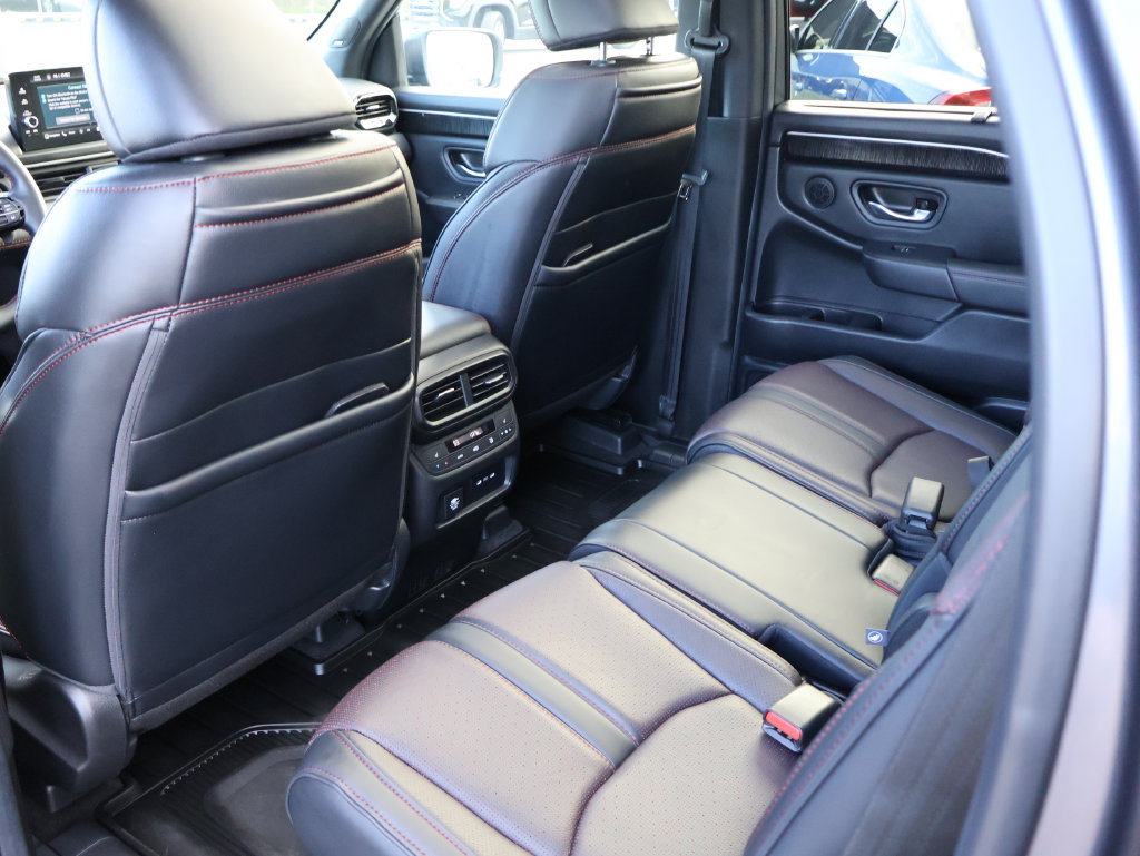Used 2025 Honda Pilot Black Edition image 16