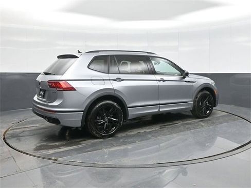 Used 2024 Volkswagen Tiguan SE R-Line image 7