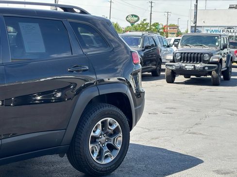 Used 2019 Jeep Cherokee Trailhawk w/ Cold Weather Group AWD/4WD image 7