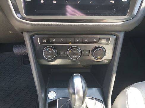 Used 2018 Volkswagen Tiguan SE w/ Panoramic Sunroof Package image 39