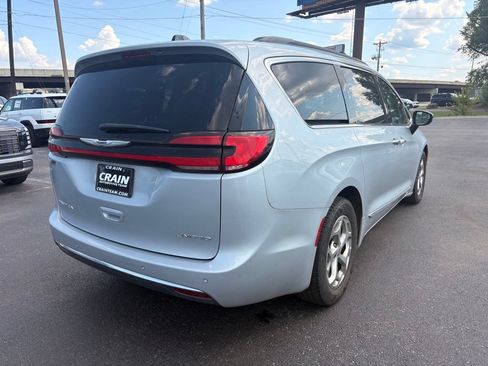 Used 2023 Chrysler Pacifica Limited FWD image 8