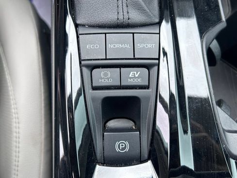 Used 2025 Toyota Camry XLE FWD image 33