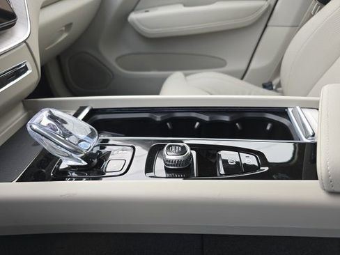 New 2026 Volvo XC60 B5 Ultra w/ Protection Package Premier AWD/4WD image 32