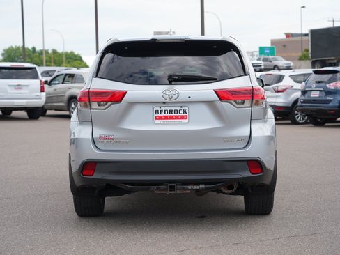 Used 2017 Toyota Highlander XLE AWD/4WD image 4