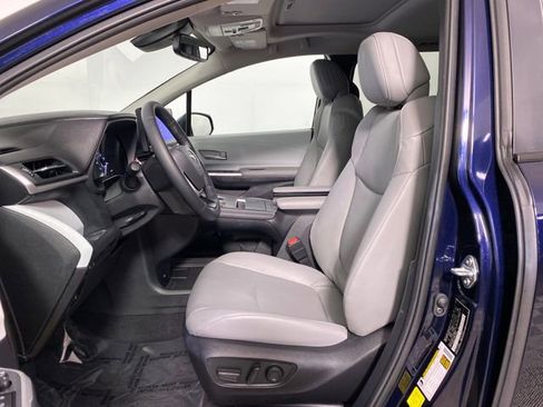 Used 2025 Toyota Sienna XLE w/ XLE Plus Package image 12