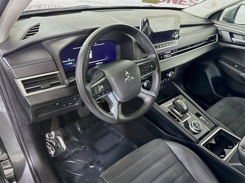 Used 2023 Mitsubishi Outlander SE image 19