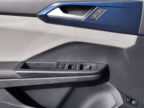 New 2024 Volkswagen Taos SE image 3