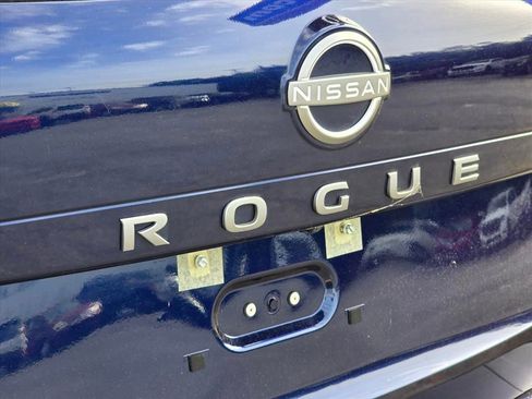 Used 2025 Nissan Rogue SV FWD image 14