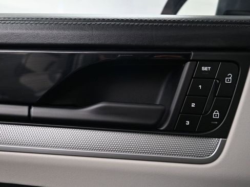 Used 2025 Porsche Cayenne Coupe image 18