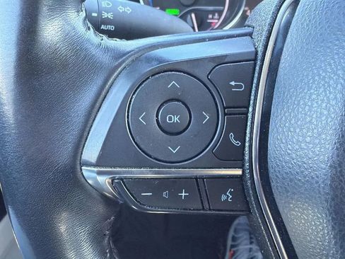 Used 2019 Toyota Camry XLE image 12