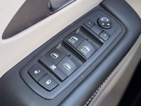 Used 2024 Chrysler Pacifica Touring-L FWD image 12