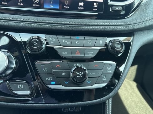 New 2025 Chrysler Pacifica Limited w/ Uconnect Theater Family Group image 69