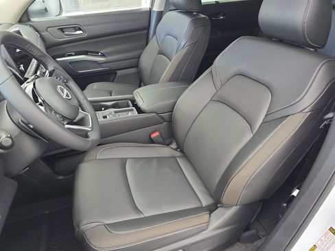 New 2025 Nissan Pathfinder SL w/ Black Appearance Package image 17