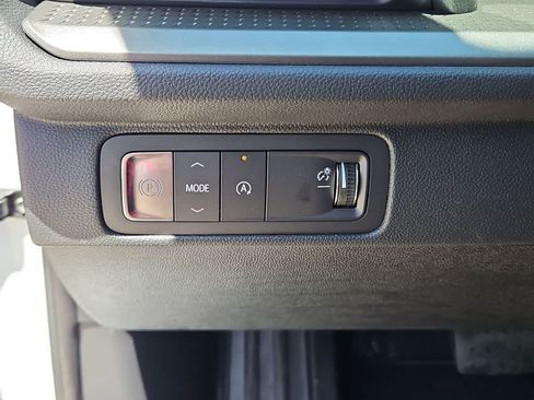 Used 2025 Chevrolet Traverse LT FWD image 25