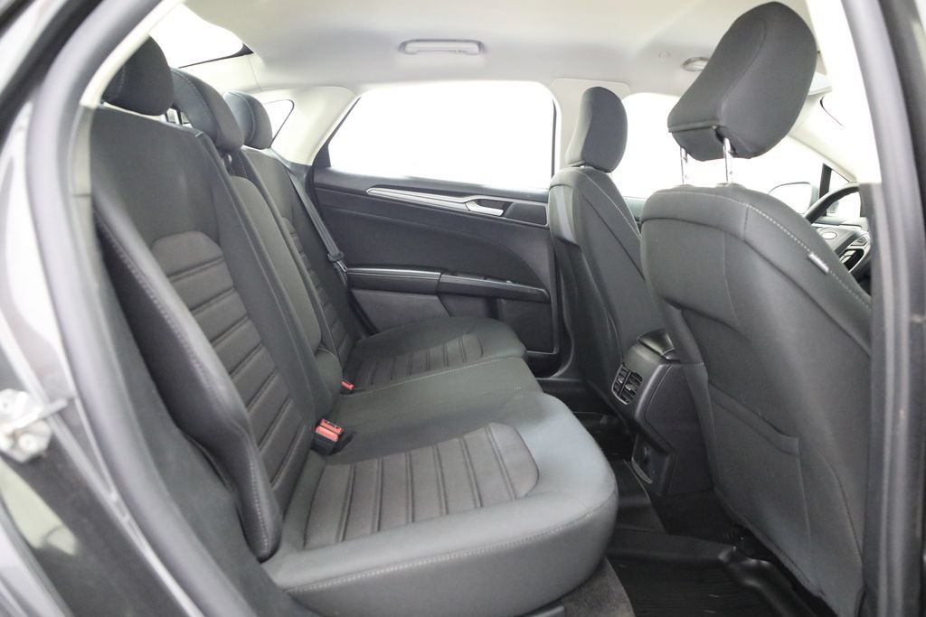 Used 2020 Ford Fusion SE FWD image 9
