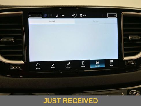 Used 2024 Chrysler Pacifica Touring-L FWD image 10