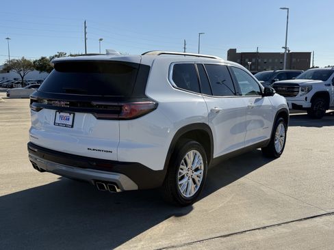 Used 2024 GMC Acadia Elevation image 5