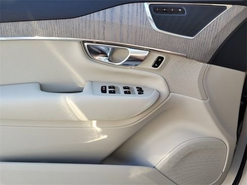 Certified 2025 Volvo XC90 T8 Plus w/ Protection Package Premier image 33
