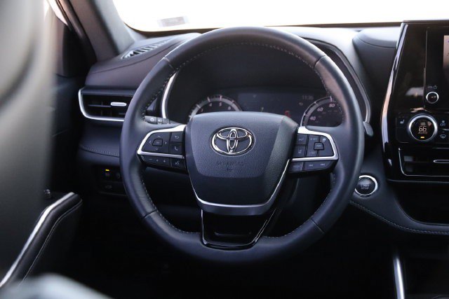 Used 2023 Toyota Highlander XSE AWD/4WD image 28