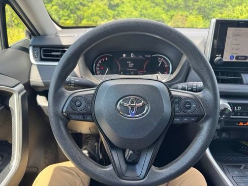 Used 2025 Toyota RAV4 XLE AWD/4WD image 16