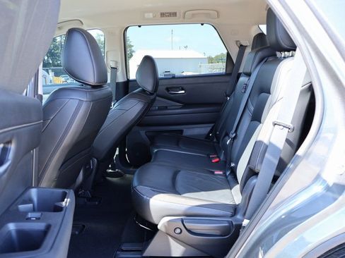 Used 2023 Nissan Pathfinder SL image 9