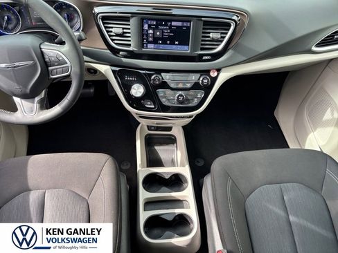 Used 2022 Chrysler Voyager LX FWD image 18