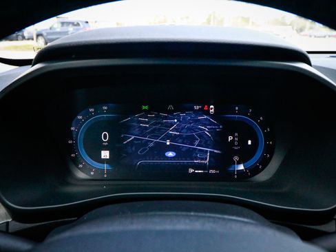 Used 2025 Volvo XC40 B5 Plus image 21